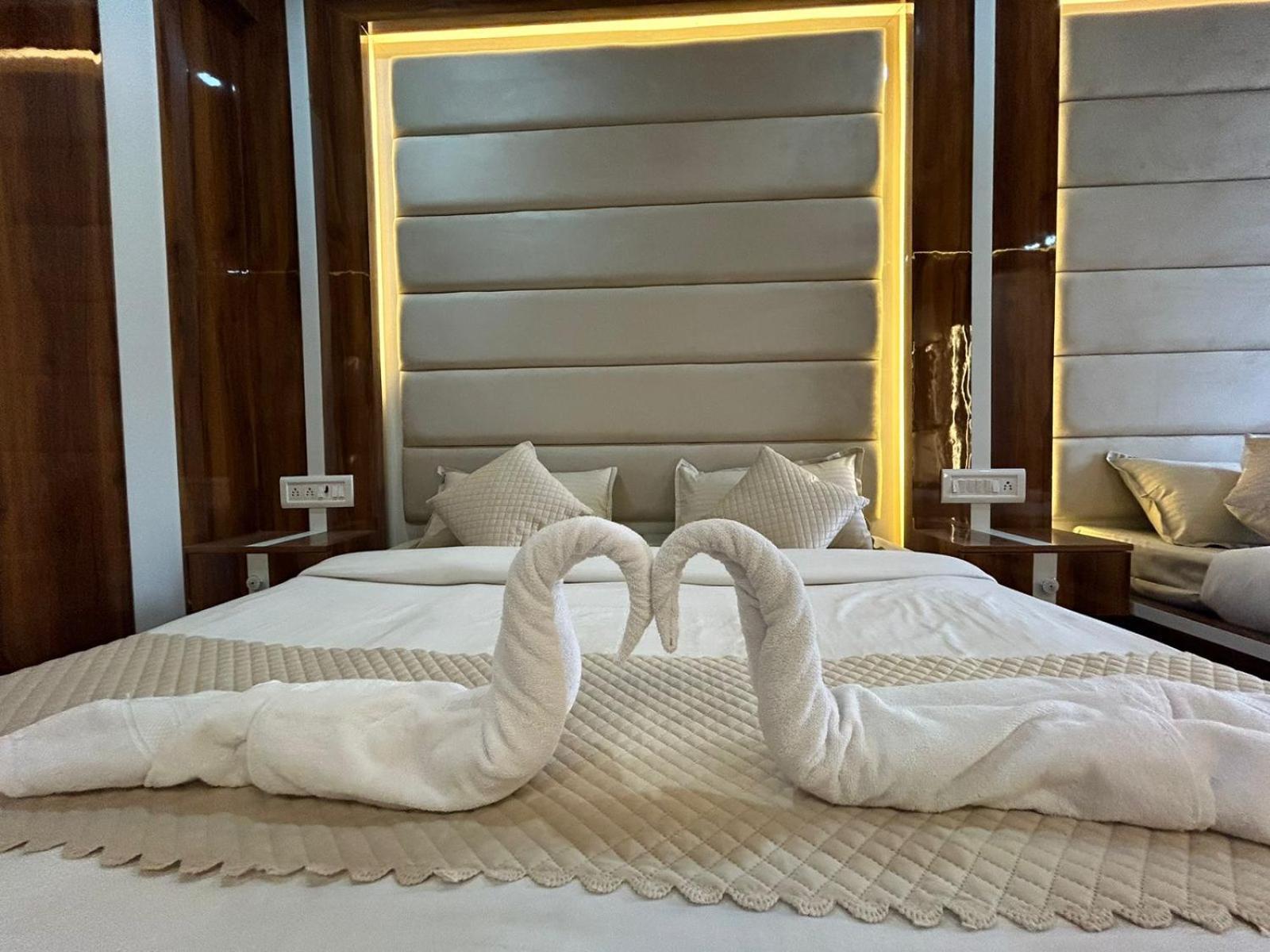 Hotel Dev Ganga Rishīkesh Esterno foto